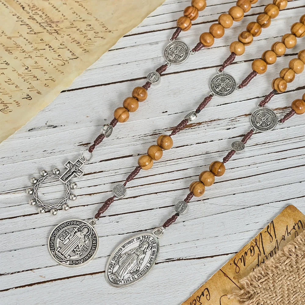 z naturalnego sznurka z drewnianych koralików z zawieszką na palec św. Benedykta / Matki Boskiej /