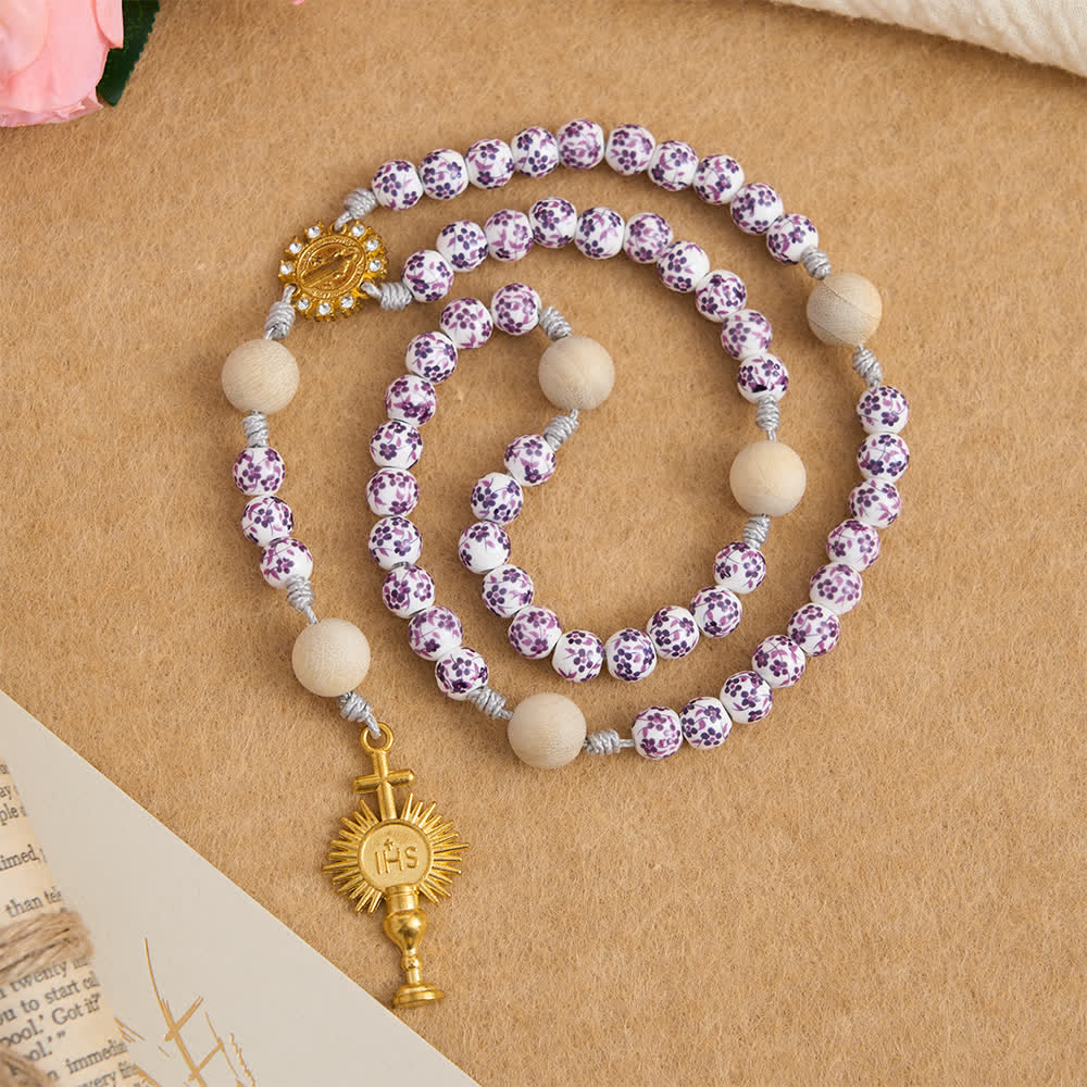 w kolorze fioletowym z motywem kwiatowym, ze św. Benedyktem i kielichem IHS