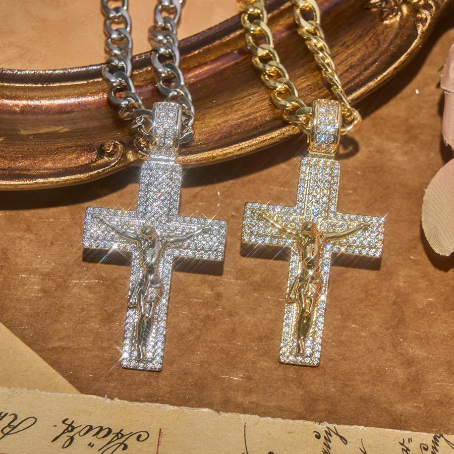 Glam Bling Naszyjnik z łańcuszkiem z krucyfiksem: Noszalny talizman ponadczasowej niebiańskiej łaski