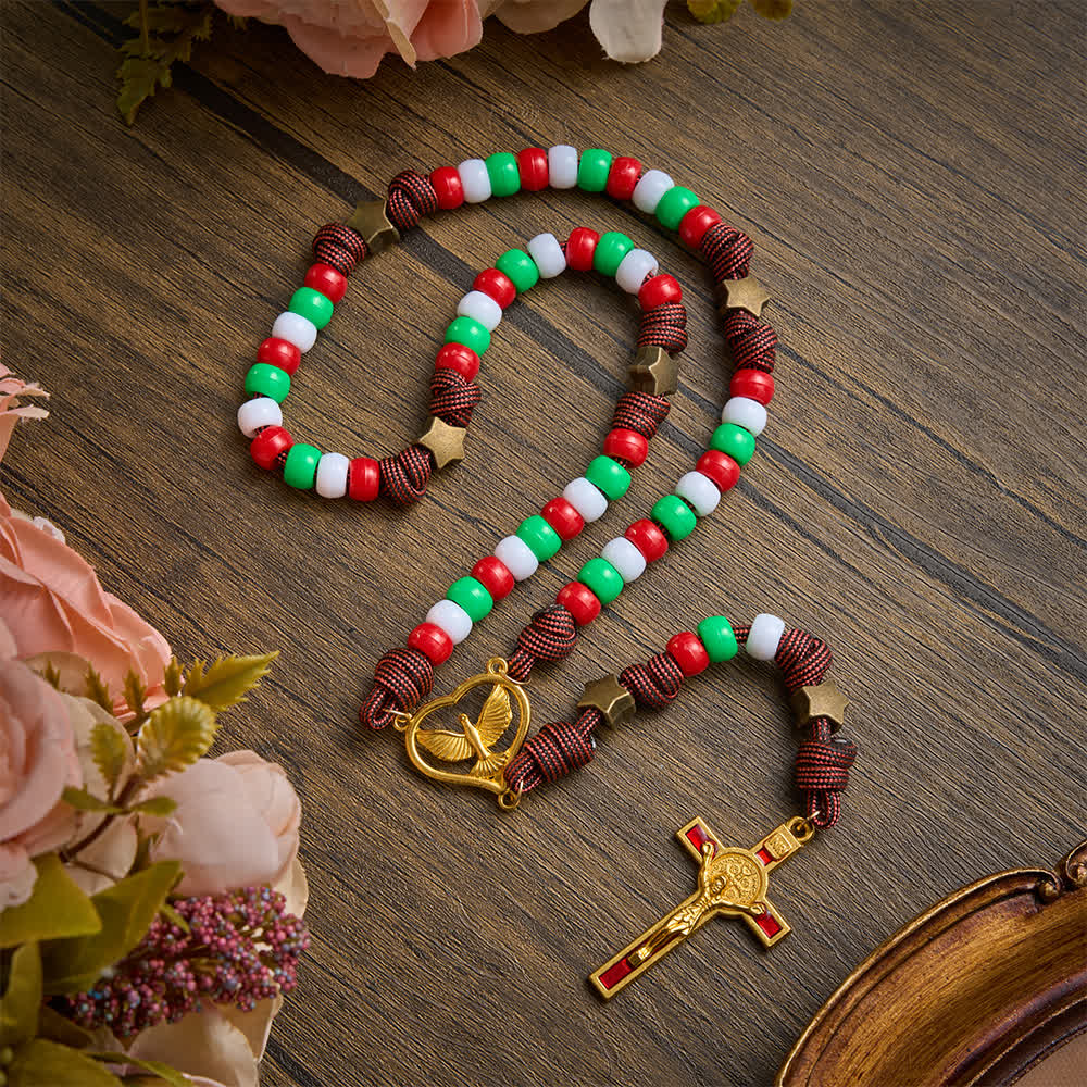 Różaniec z koralików i sznurka w tonacji bożonarodzeniowej z medalionem Ducha Świętego: symbolem ciepłej, niebiańskiej łaski