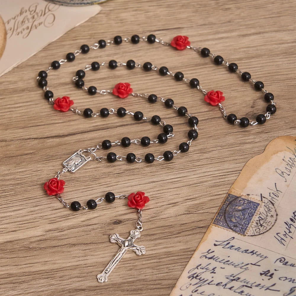 Gładki różaniec z okrągłych koralików w stylu perłowym z ozdobą w kształcie róży i zawieszką w kształcie serca w stylu vintage z Maryją Dziewicą