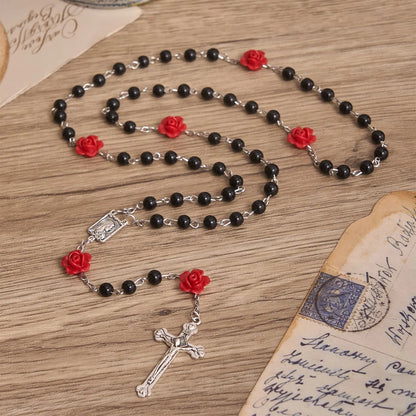 Gładki różaniec z okrągłych koralików w stylu perłowym z ozdobą w kształcie róży i zawieszką w kształcie serca w stylu vintage z Maryją Dziewicą