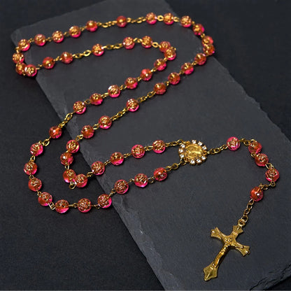 Medalik św. Benedykta i krucyfiks z okrągłego, wielokolorowego łańcuszka różańca ze stopu akrylowego o średnicy 8 mm