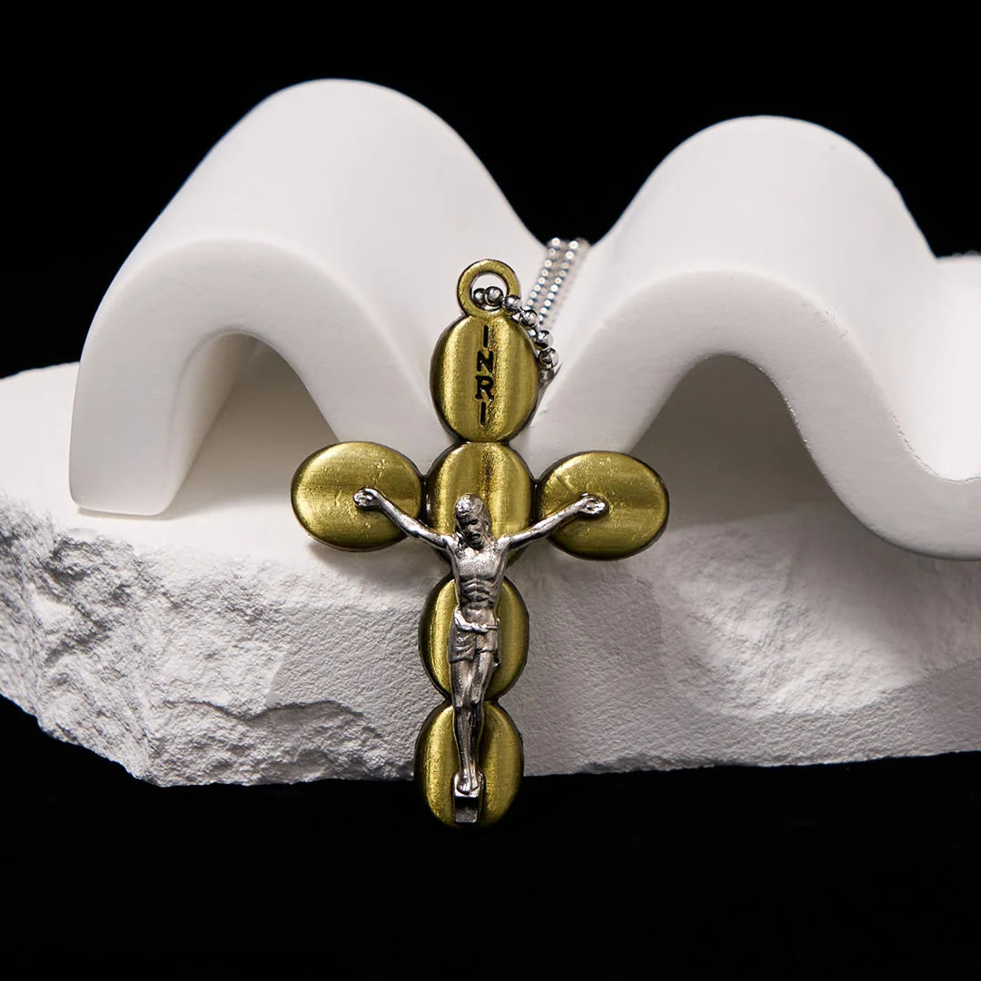 Prosty stylowy naszyjnik z wisiorkiem i amuletem religijnym Crucifx