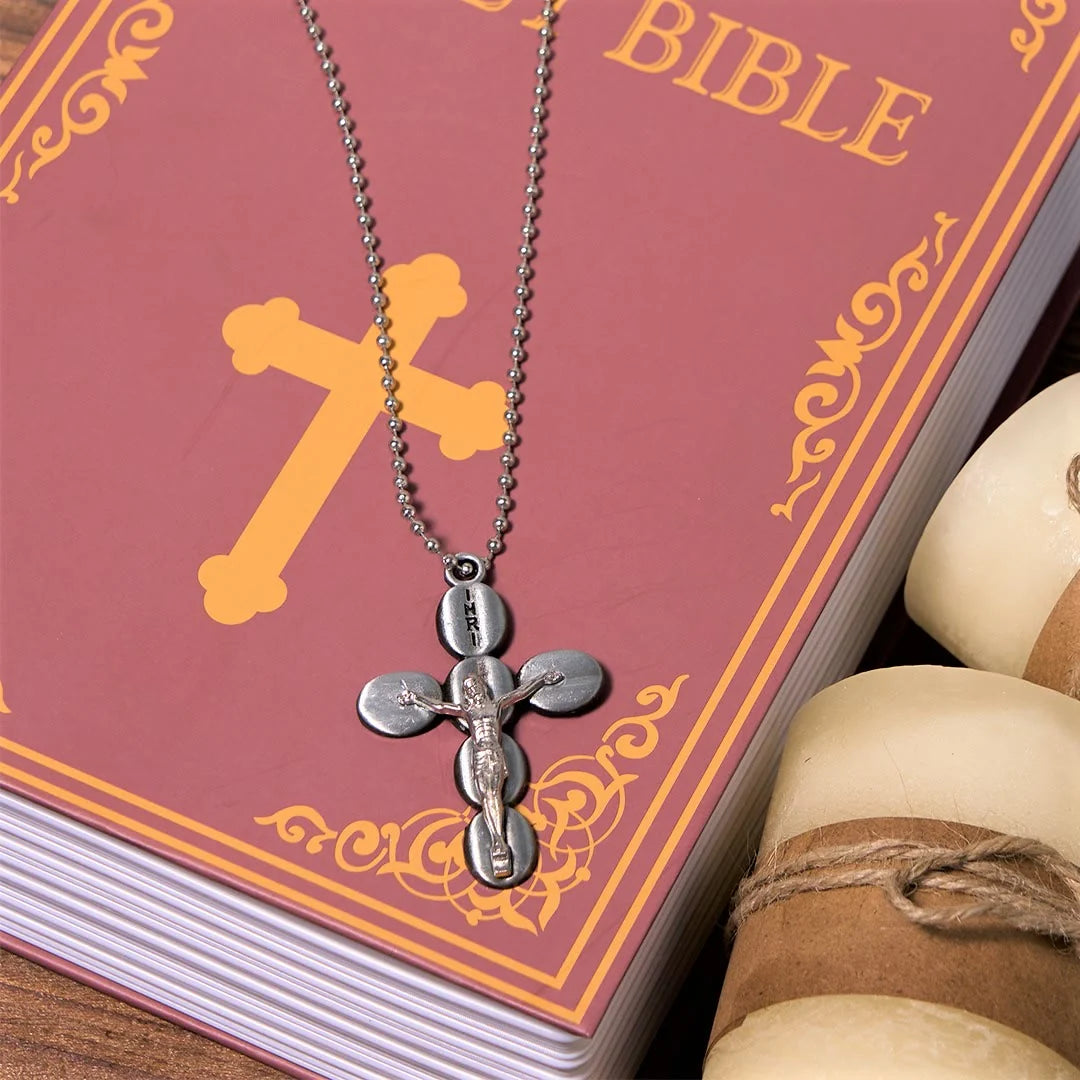 Prosty stylowy naszyjnik z wisiorkiem i amuletem religijnym Crucifx