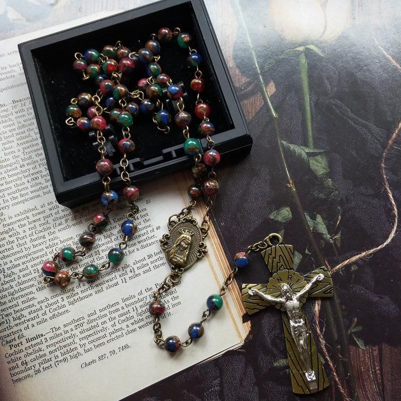 Różaniec łańcuszkowy z Maryją Dziewicą i Krucyfiksem, okrągły, wielokolorowy, ze stopu kamieni, 6 mm