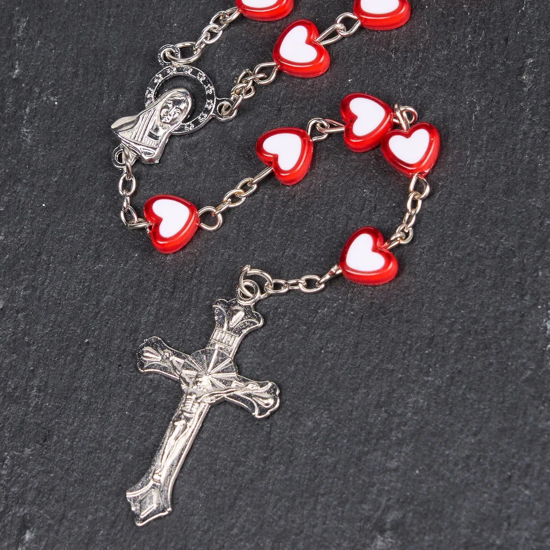 Różaniec z łańcuszkiem z wielokolorowej akrylowej stali nierdzewnej z Maryją Dziewicą i Krucyfiksem w kształcie serca o średnicy 6 mm (4 kolory)