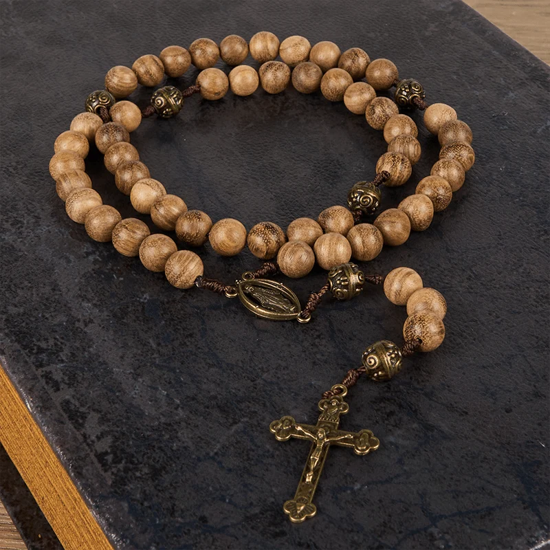 Różaniec 10 mm z agarwoodu i metalowych koralików w kształcie chmury, ręcznie robiony – Święte połączenie tradycji i wiary