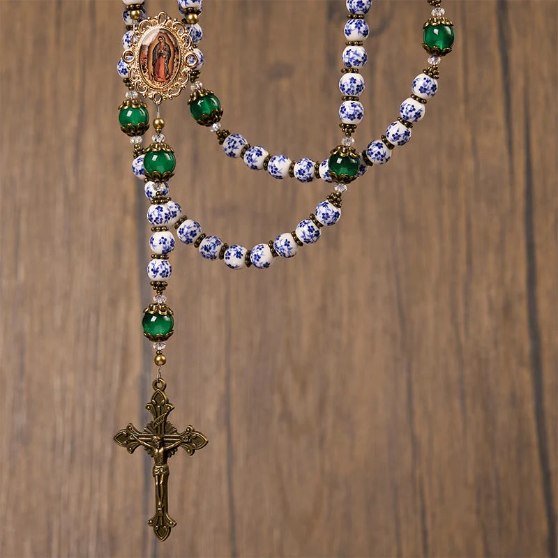 Divine Serenity Ręcznie robiony różaniec kwiatowy: Matka Boska z Guadalupe i krucyfiks 8 mm z ceramiki i jadeitu
