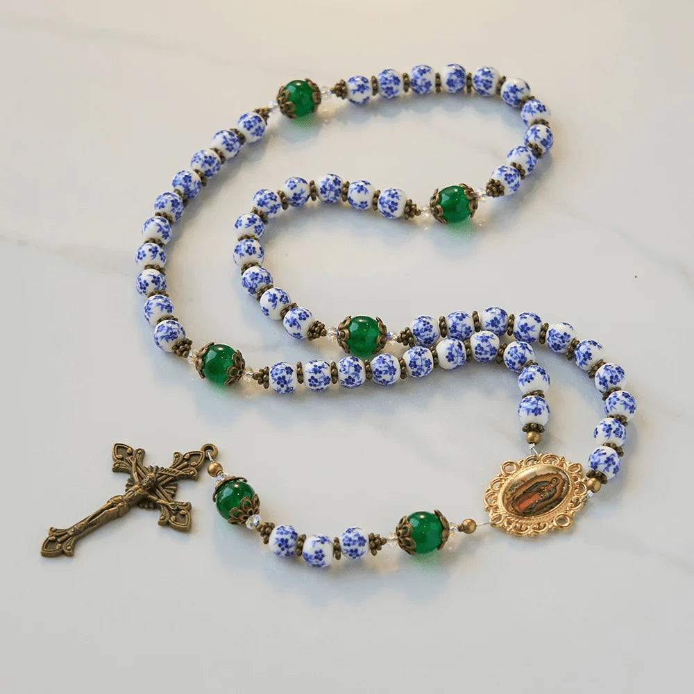 Divine Serenity Ręcznie robiony różaniec kwiatowy: Matka Boska z Guadalupe i krucyfiks 8 mm z ceramiki i jadeitu