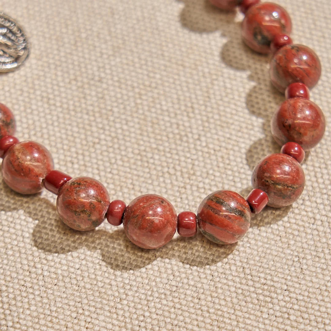 Bransoletka z dziesiątką różańca z czerwonego kamienia sezamowego o średnicy 8 mm z Cudownym Medalikiem i Krzyżem