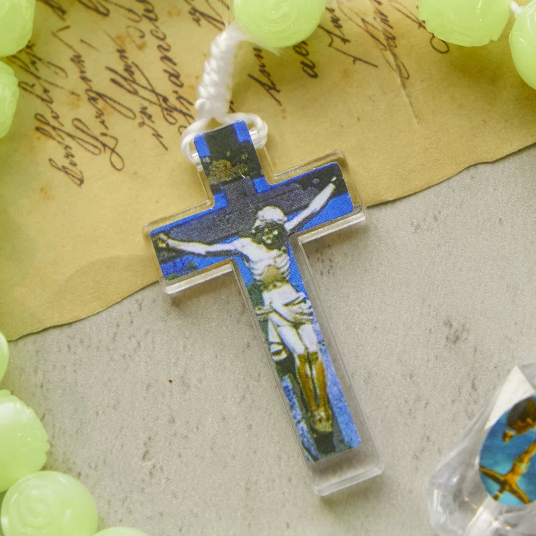 z zielonymi koralikami świecącymi w ciemności, z żywą zawieszką z wizerunkiem Matki Boskiej i krucyfiksem