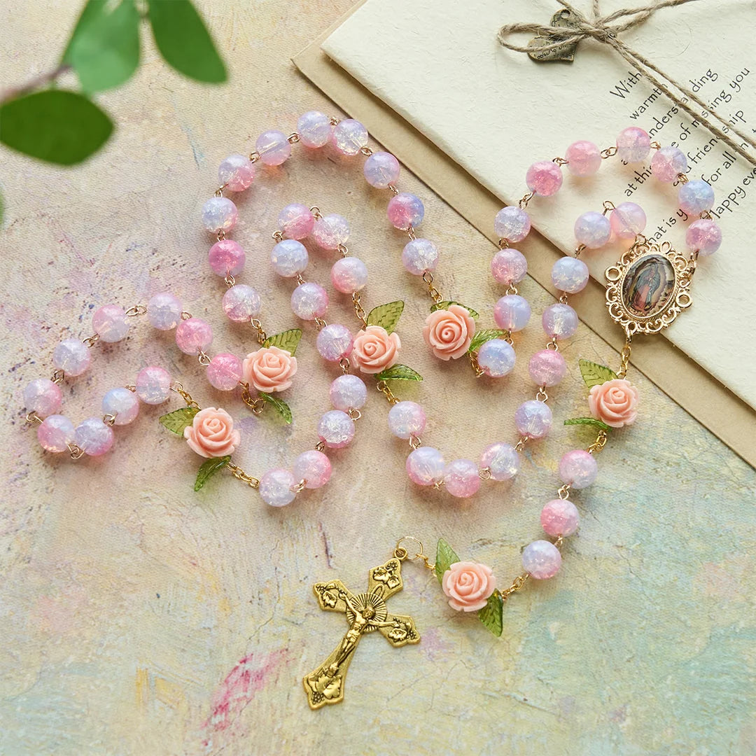 Dziewica Maryja z różańcem z akcentem róży: ponadczasowa wiara i kwiatowy symbol wiary