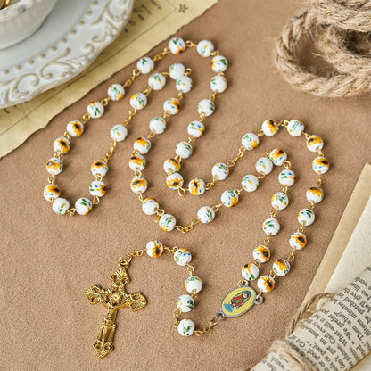 z żółtymi stokrotkami, ceramicznymi koralikami i zawieszką Matki Boskiej
