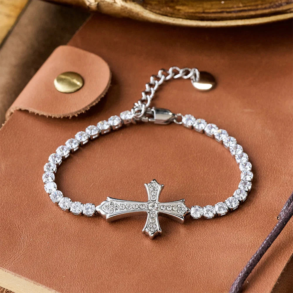 Elegancka, dwukolorowa bransoletka z krzyżem wysadzana cyrkoniami: symbol boskiej łaski i elegancji