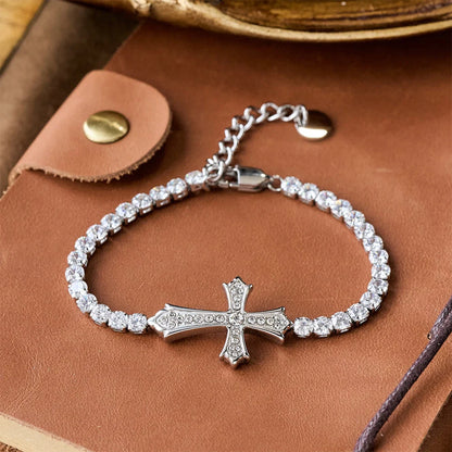 Elegancka, dwukolorowa bransoletka z krzyżem wysadzana cyrkoniami: symbol boskiej łaski i elegancji