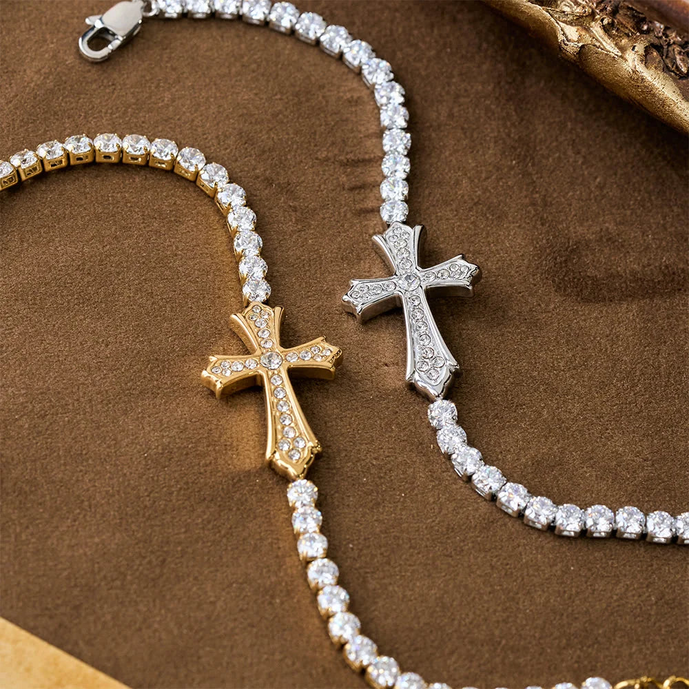 Elegancka, dwukolorowa bransoletka z krzyżem wysadzana cyrkoniami: symbol boskiej łaski i elegancji