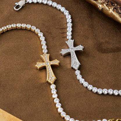 Elegancka, dwukolorowa bransoletka z krzyżem wysadzana cyrkoniami: symbol boskiej łaski i elegancji