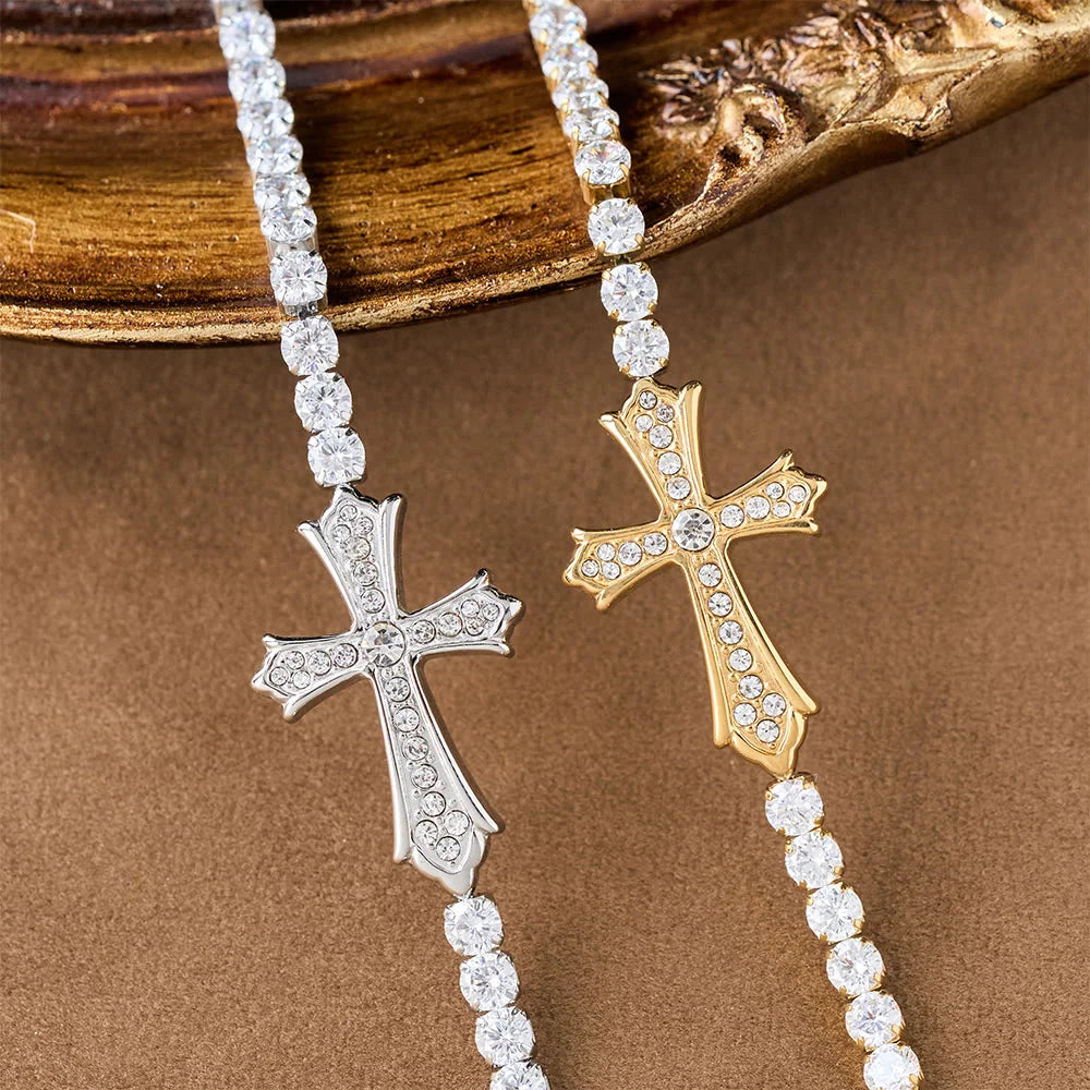 Elegancka, dwukolorowa bransoletka z krzyżem wysadzana cyrkoniami: symbol boskiej łaski i elegancji