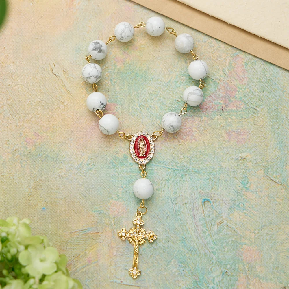 z czerwonym emaliowanym medalionem Matki Boskiej i złotym krucyfiksem
