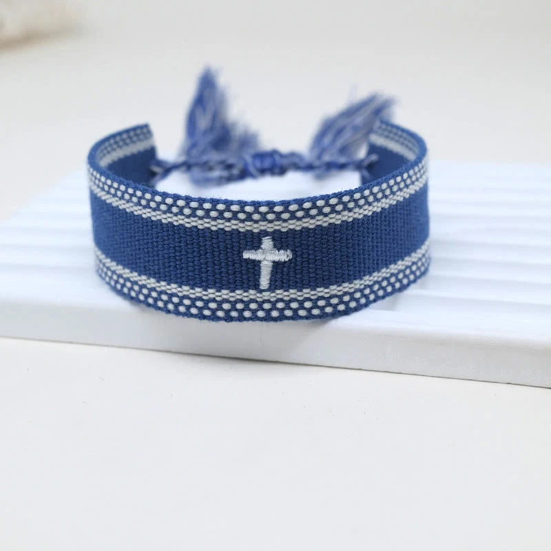 Bransoletka z frędzlami z krzyżem świętym od:Podnieś poziom swojej wiary dzięki słodkiemu, pobożnemu stylowi