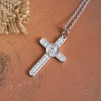 Błyszczący naszyjnik z krzyżem Matki Boskiej z cyrkonii: elegancki, codzienny, religijny naszyjnik z wiarą