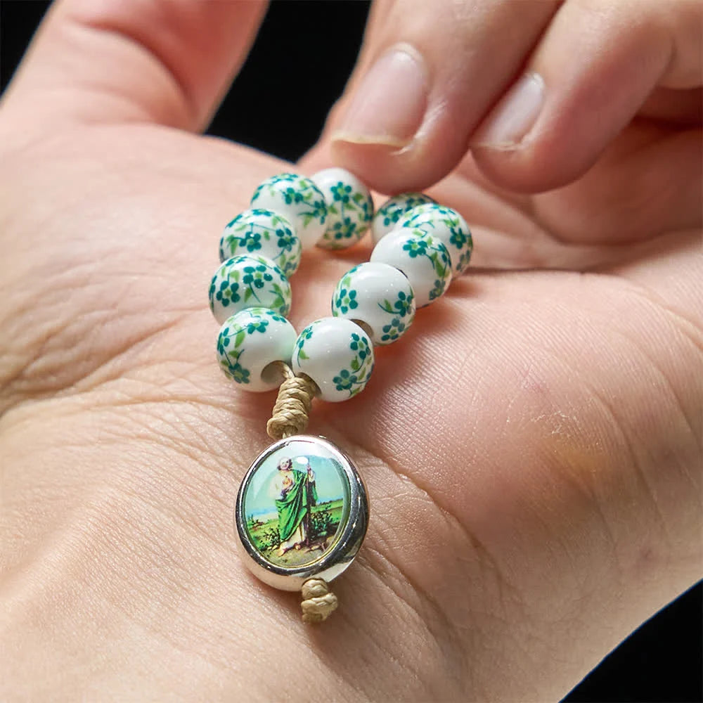 Zielony ceramiczny różaniec na palec z kwiatowym wzorem i medalionem św. Judy