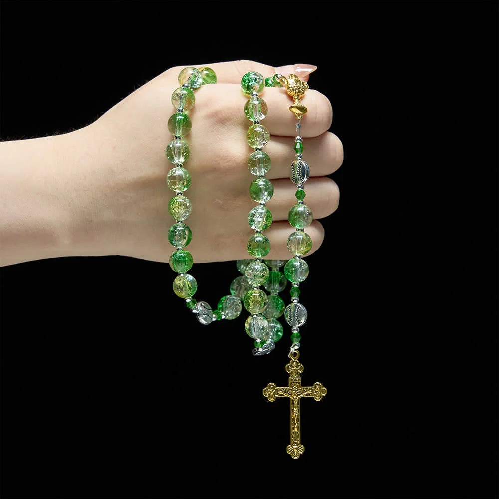z żółtego, zielonego szkła spękanego: koraliki w kształcie piłek tenisowych z medalikiem eucharystycznym dla wiary w ruchu