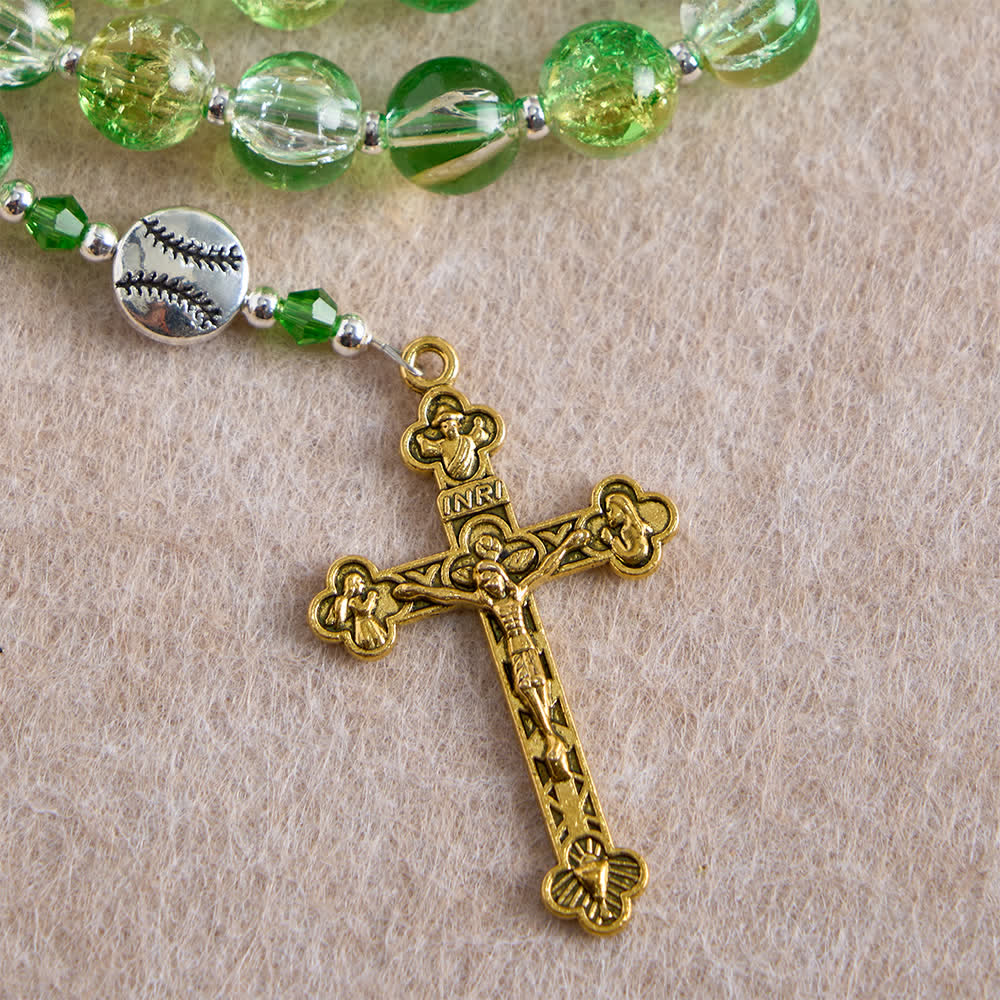 z żółtego, zielonego szkła spękanego: koraliki w kształcie piłek tenisowych z medalikiem eucharystycznym dla wiary w ruchu