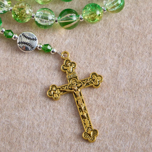 z żółtego, zielonego szkła spękanego: koraliki w kształcie piłek tenisowych z medalikiem eucharystycznym dla wiary w ruchu