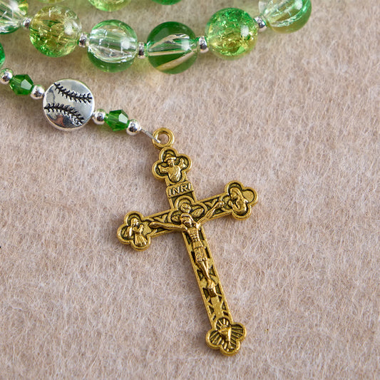 z żółtego, zielonego szkła spękanego: koraliki w kształcie piłek tenisowych z medalikiem eucharystycznym dla wiary w ruchu