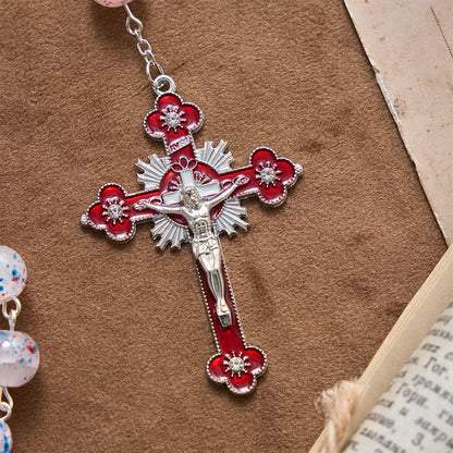 Koraliki w kropki, patriotyczny akcent w kształcie gwiazdy, medalion z tarczą św. Michała, różaniec z emalii, gwiazda krucyfiks