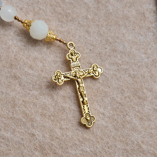 Chłodny letni różaniec ze szkła fasetowanego i medalionem Matki Boskiej z Aparecidy