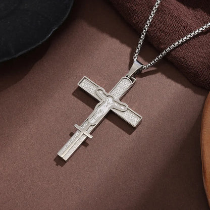 Warstwowy naszyjnik z wyciętym krucyfiksem w kształcie pudełka z teksturowanym panelem intarsjowanym: symbol bezgranicznego niebiańskiego miłosierdzia
