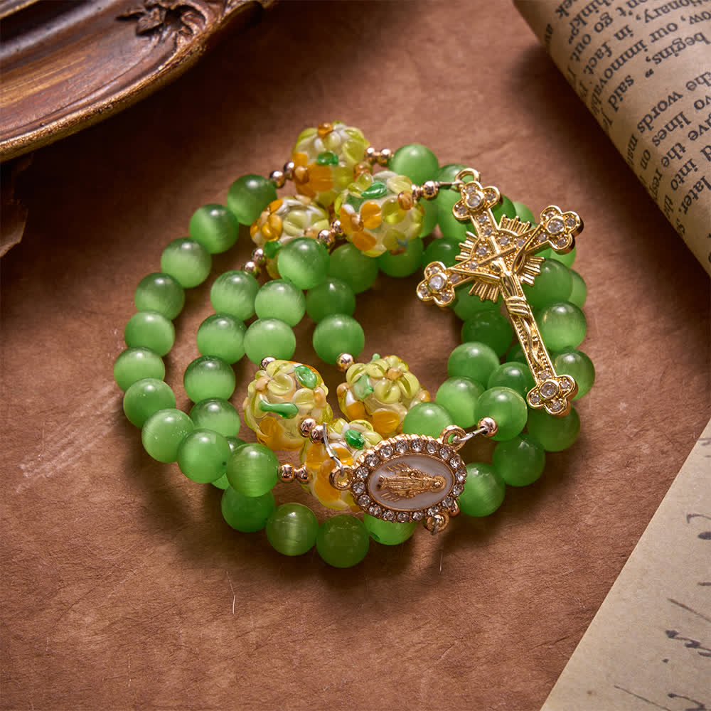 z zielonego kamienia kociego oka z kwiatowymi szklanymi koralikami lampwork: symbol żywych niebiańskich błogosławieństw