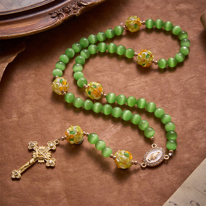 z zielonego kamienia kociego oka z kwiatowymi szklanymi koralikami lampwork: symbol żywych niebiańskich błogosławieństw