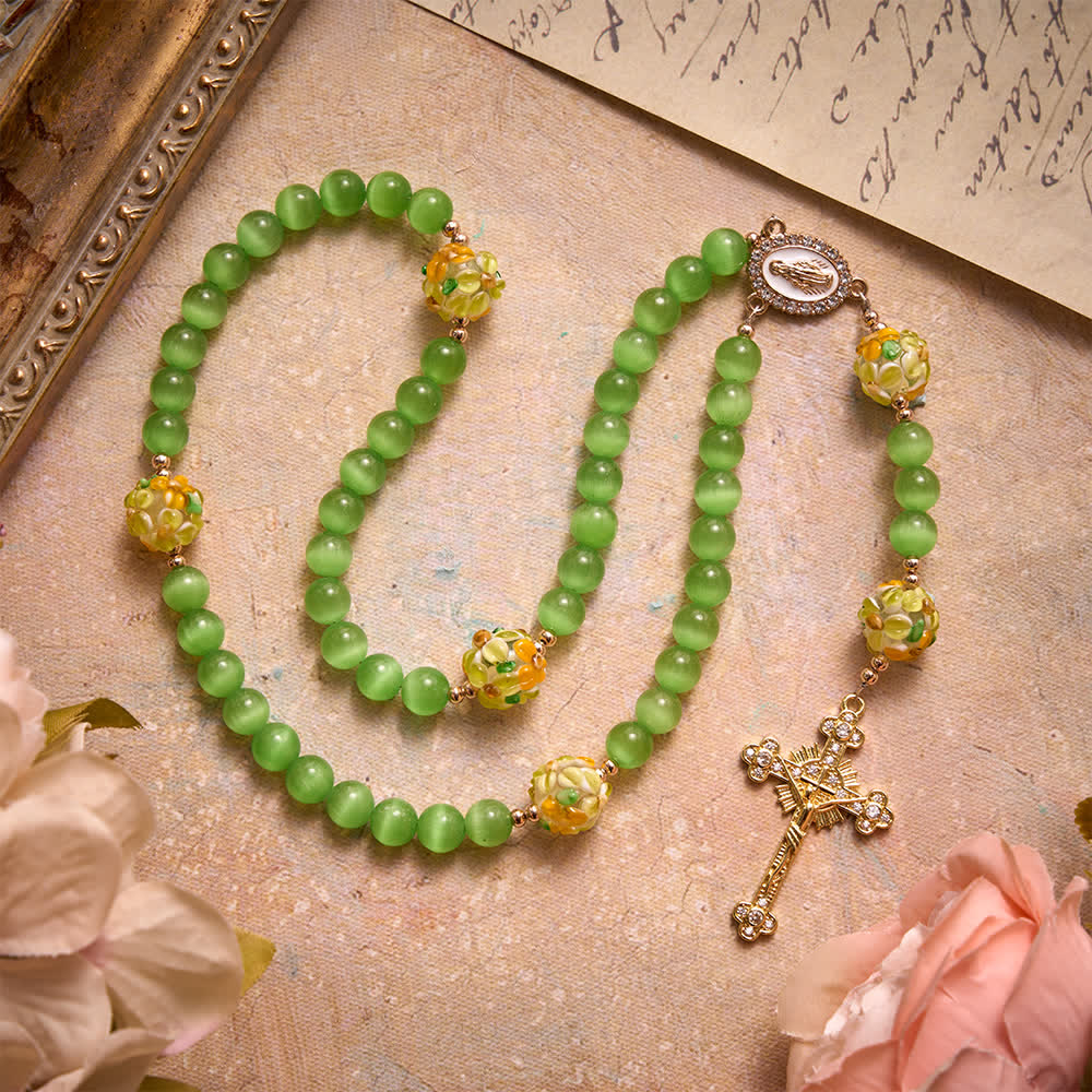 z zielonego kamienia kociego oka z kwiatowymi szklanymi koralikami lampwork: symbol żywych niebiańskich błogosławieństw