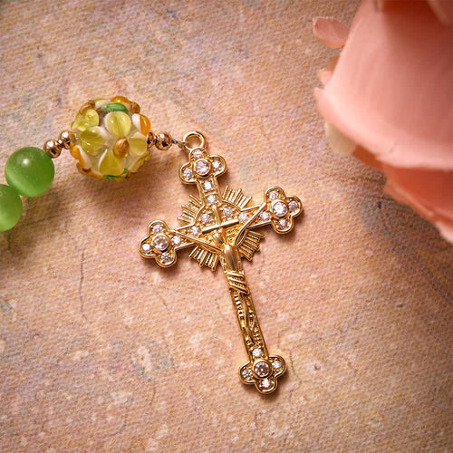 z zielonego kamienia kociego oka z kwiatowymi szklanymi koralikami lampwork: symbol żywych niebiańskich błogosławieństw