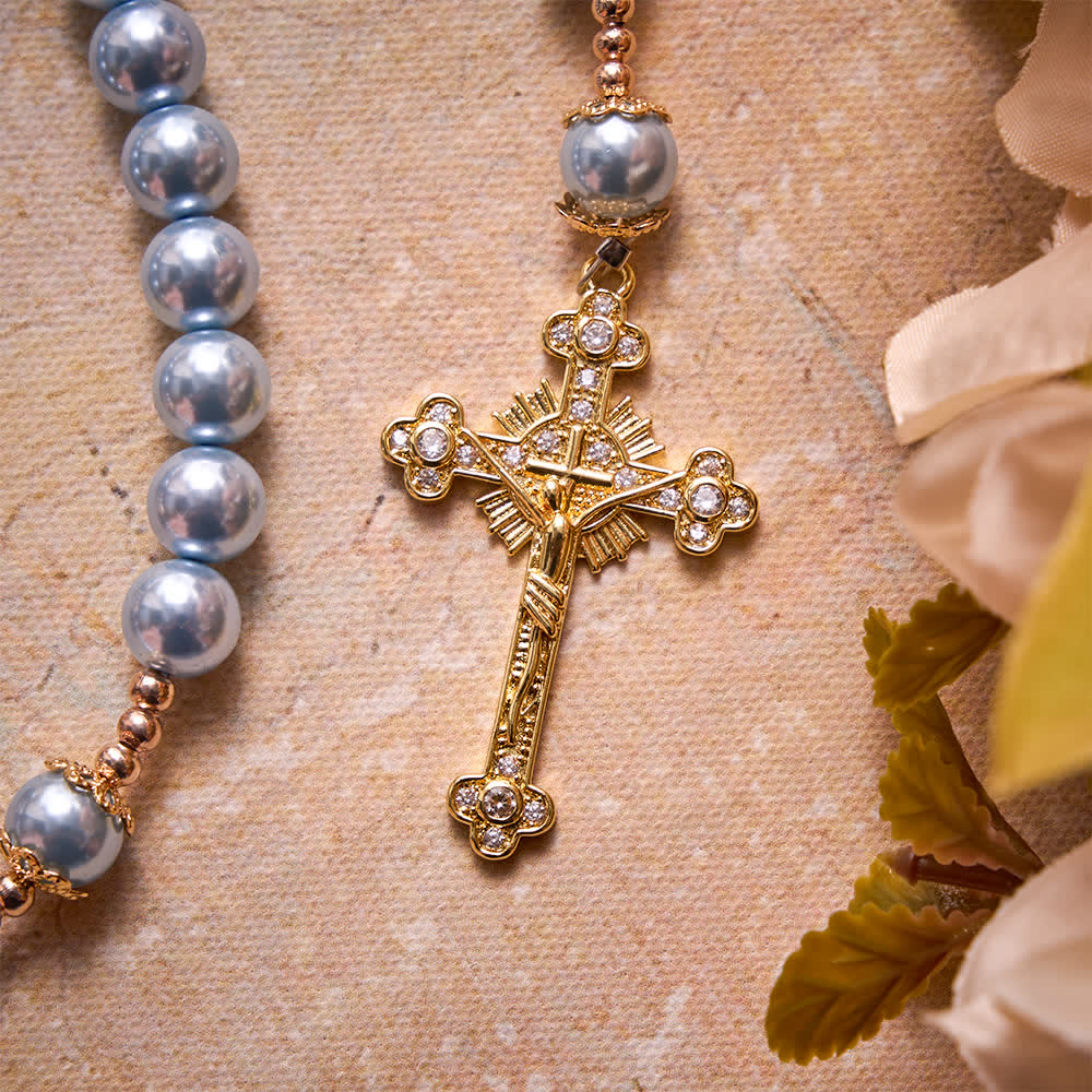 Błękitny perłowy różaniec Matki Bożej z klejnotami w kolorze złotym i krucyfiksem: symbol spokojnego, niebiańskiego spokoju
