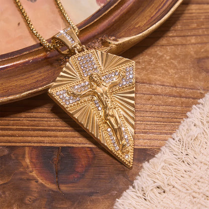 Radiant Sunburst Diamond Crucifix Necklace: Emblemat Odkupieńczego Niebiańskiego Światła