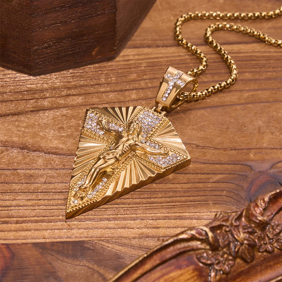 Radiant Sunburst Diamond Crucifix Necklace: Emblemat Odkupieńczego Niebiańskiego Światła
