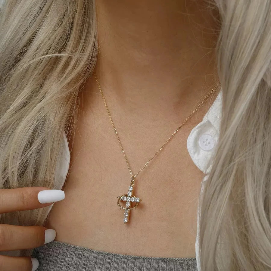 Naszyjnik z krzyżem i pierścieniem z lśniącym kamieniem: symbol czystej niebiańskiej łaski