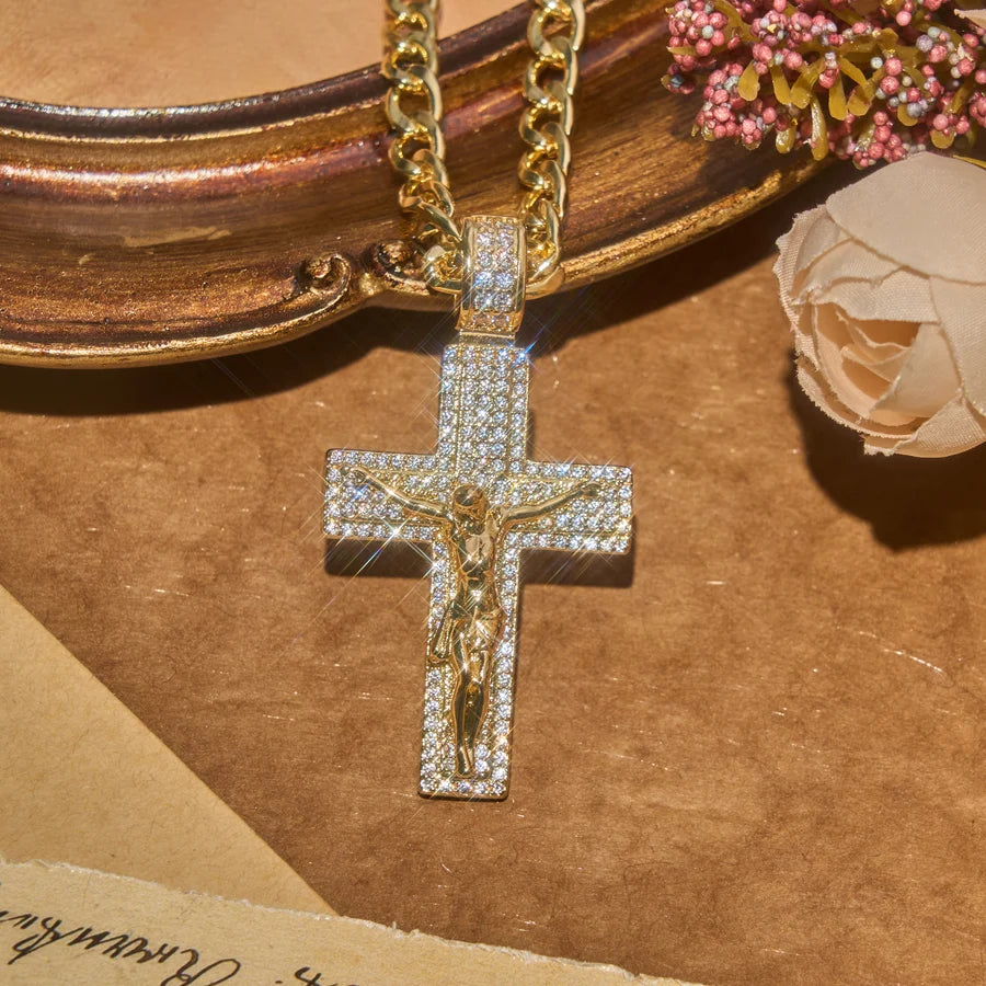 Glam Bling Naszyjnik z łańcuszkiem z krucyfiksem: Noszalny talizman ponadczasowej niebiańskiej łaski