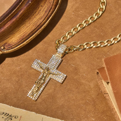 Glam Bling Naszyjnik z łańcuszkiem z krucyfiksem: Noszalny talizman ponadczasowej niebiańskiej łaski
