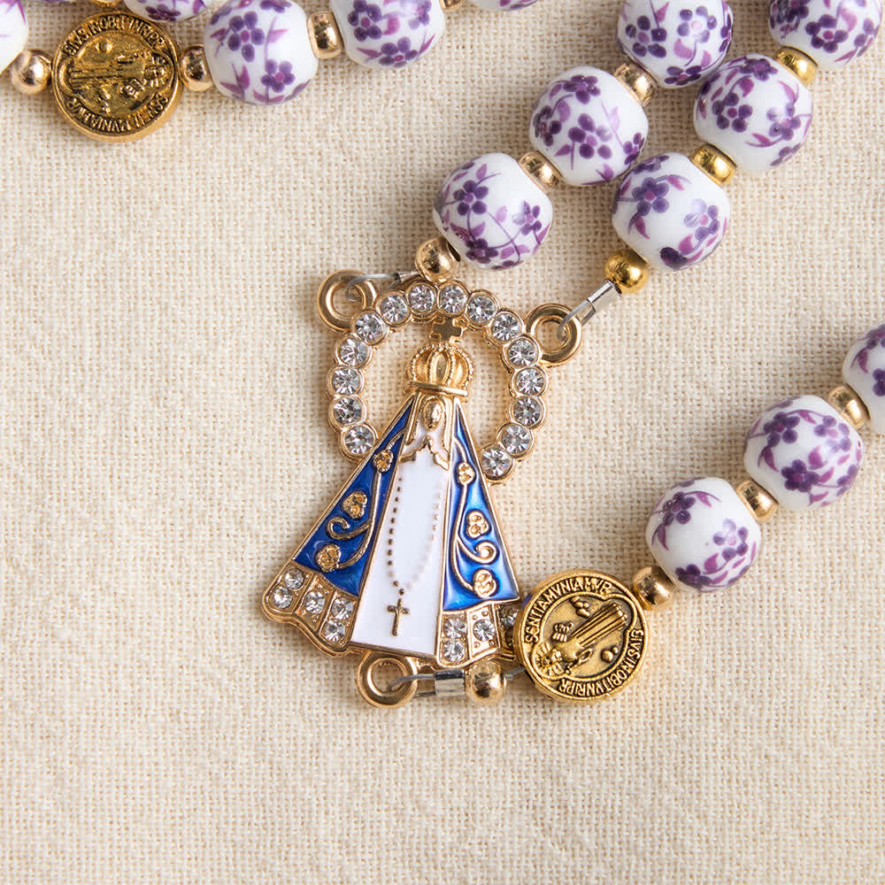 Trójstylowy porcelanowy różaniec z nadrukiem kwiatowym i zawieszką Matki Boskiej z Aparecidy