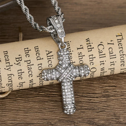 Naszyjnik z krzyżem na łańcuszku Iced Out Rope: Symbol ponadczasowej niebiańskiej łaski