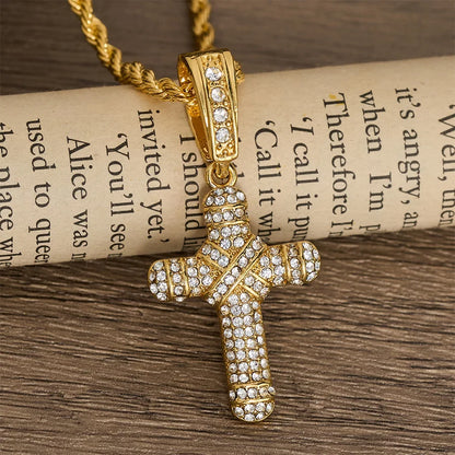 Naszyjnik z krzyżem na łańcuszku Iced Out Rope: Symbol ponadczasowej niebiańskiej łaski