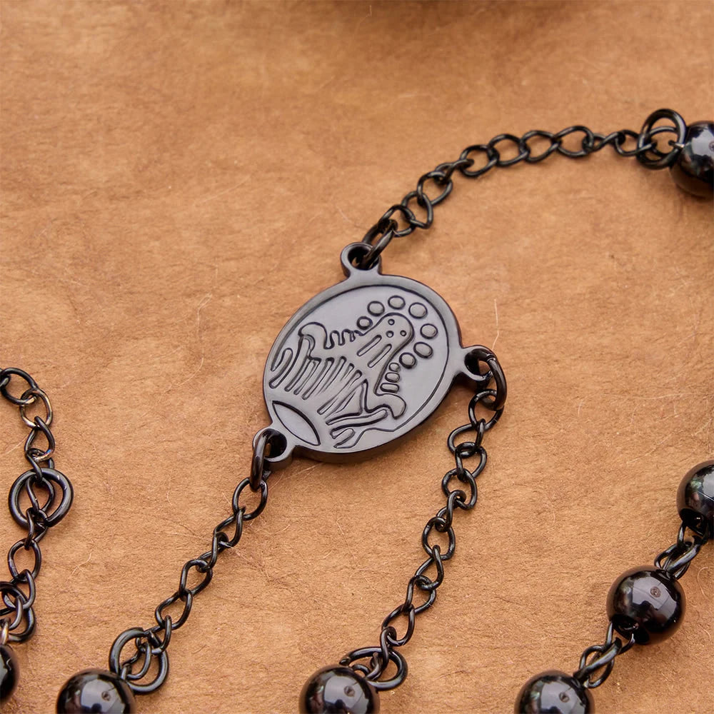 Ponadczasowy grawerowany medalion Różaniec i krucyfiks: Symbol nieustającej, świętej pobożności