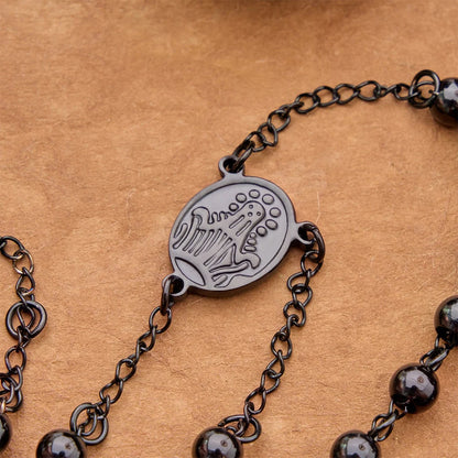 Ponadczasowy grawerowany medalion Różaniec i krucyfiks: Symbol nieustającej, świętej pobożności