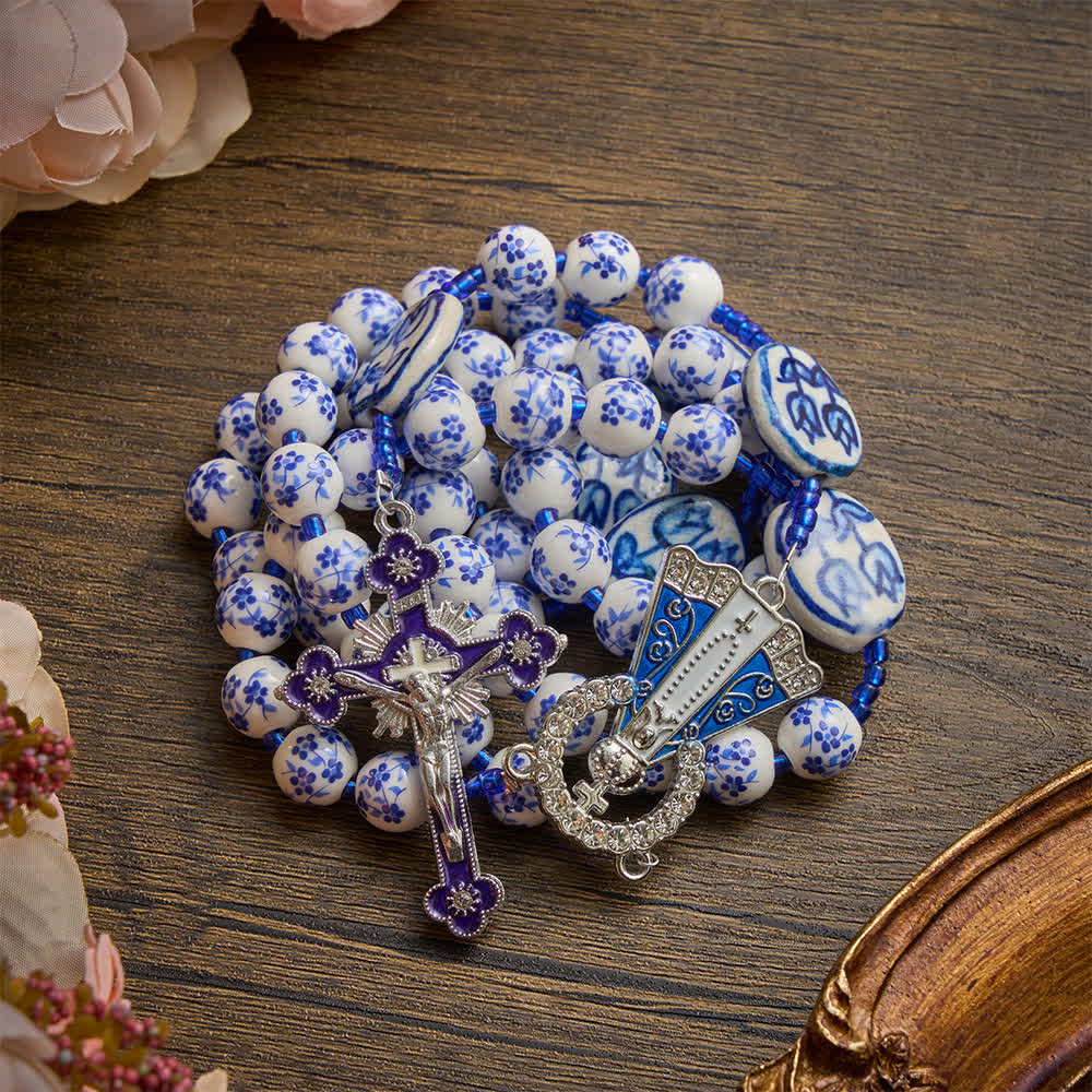 Różaniec z niebiesko-białej porcelany Matki Bożej z Aparecidy: pamiątka na uroczyste nabożeństwo